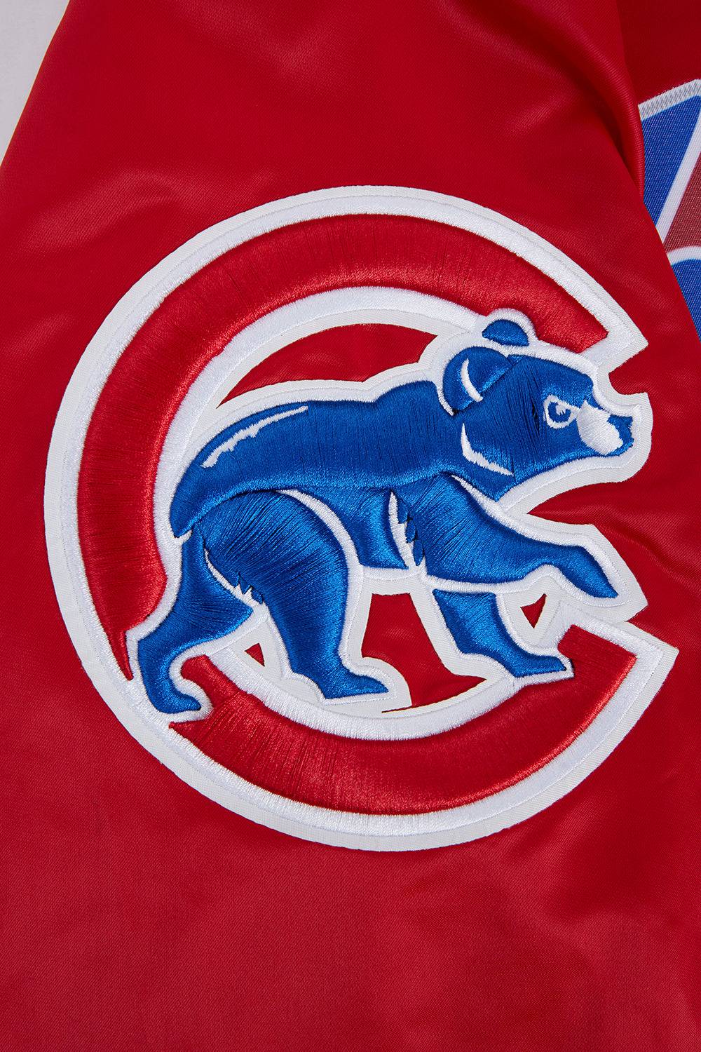 CHAQUETA DE SATÉN PARA HOMBRE MLB CHICAGO CUBS SCRIPT TAIL (ROJA)