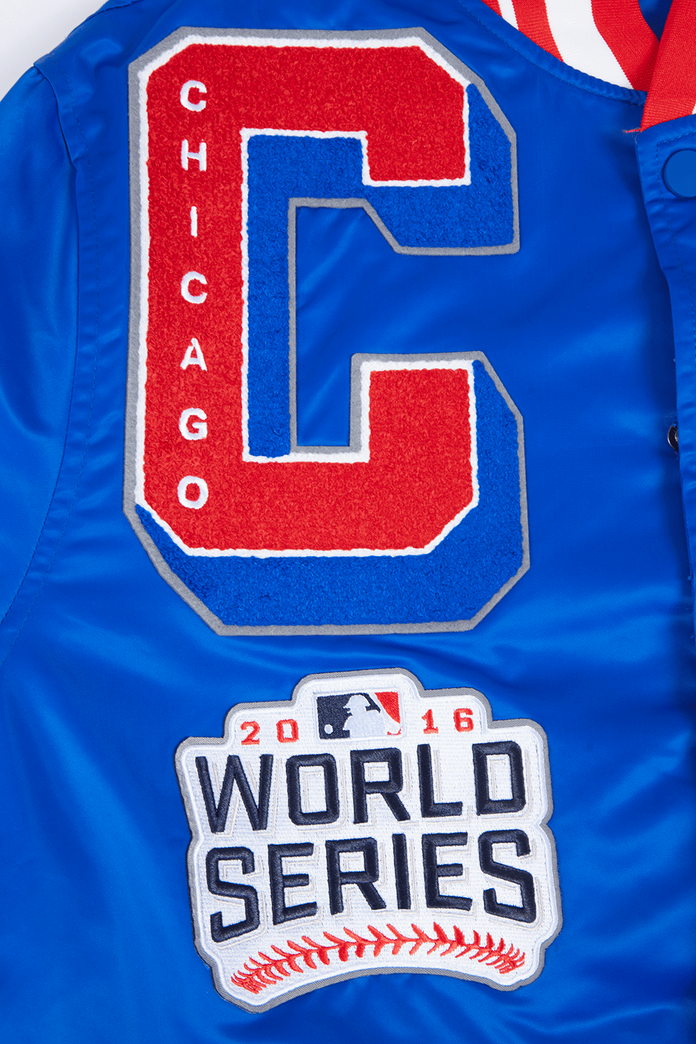 CHAQUETA DE SATÉN ACANALADA MASHUP PARA HOMBRE MLB CHICAGO CUBS (AZUL REAL/ROJO)