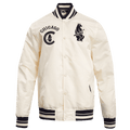 CHAQUETA DE SATÉN ACANALADA CLÁSICA RETRO PARA HOMBRE MLB CHICAGO CUBS (BLANCO HUESO/ AZUL MARINO NOCHE)