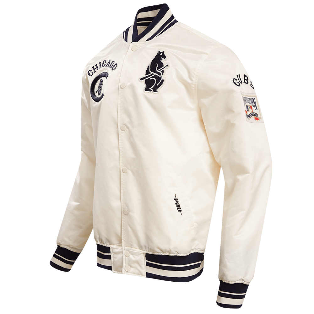 CHAQUETA DE SATÉN ACANALADA CLÁSICA RETRO PARA HOMBRE MLB CHICAGO CUBS (BLANCO HUESO/ AZUL MARINO NOCHE)
