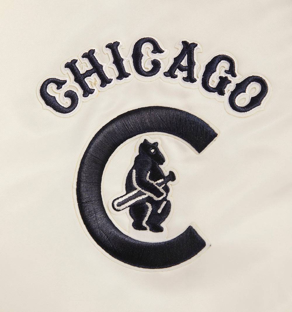 CHAQUETA DE SATÉN ACANALADA CLÁSICA RETRO PARA HOMBRE MLB CHICAGO CUBS (BLANCO HUESO/ AZUL MARINO NOCHE)