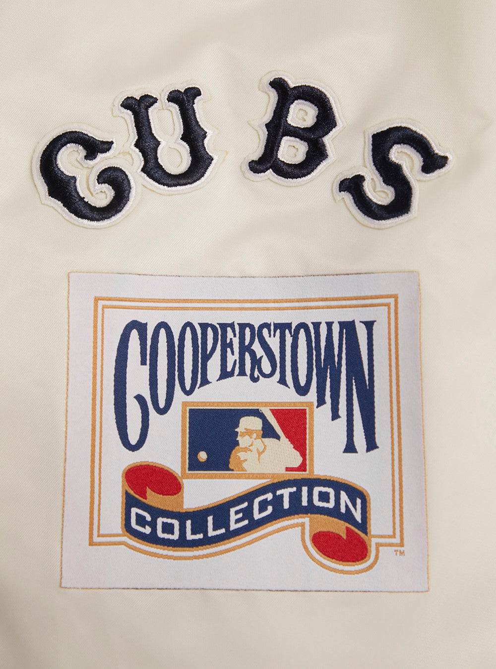 CHAQUETA DE SATÉN ACANALADA CLÁSICA RETRO PARA HOMBRE MLB CHICAGO CUBS (BLANCO HUESO/ AZUL MARINO NOCHE)