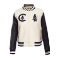 CHAQUETA UNIVERSITARIA RETRO CLÁSICA DE LANA ACOSTILLADA PARA MUJER MLB CHICAGO CUBS (BLANCO HUESO/ AZUL MARINO MEDIANO)
