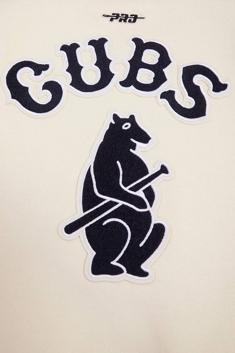 CHAQUETA UNIVERSITARIA RETRO CLÁSICA DE LANA ACOSTILLADA PARA MUJER MLB CHICAGO CUBS (BLANCO HUESO/ AZUL MARINO MEDIANO)