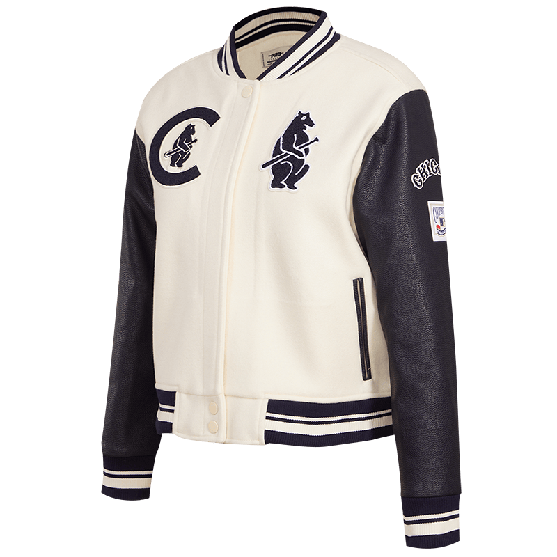 CHAQUETA UNIVERSITARIA RETRO CLÁSICA DE LANA ACOSTILLADA PARA MUJER MLB CHICAGO CUBS (BLANCO HUESO/ AZUL MARINO MEDIANO)