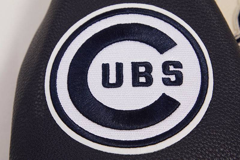 CHAQUETA UNIVERSITARIA RETRO CLÁSICA DE LANA ACOSTILLADA PARA MUJER MLB CHICAGO CUBS (BLANCO HUESO/ AZUL MARINO MEDIANO)