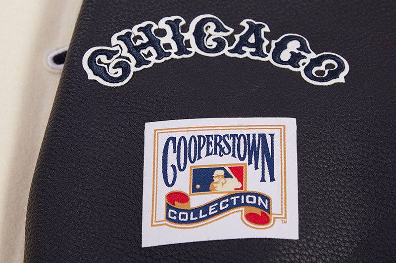 CHAQUETA UNIVERSITARIA RETRO CLÁSICA DE LANA ACOSTILLADA PARA MUJER MLB CHICAGO CUBS (BLANCO HUESO/ AZUL MARINO MEDIANO)