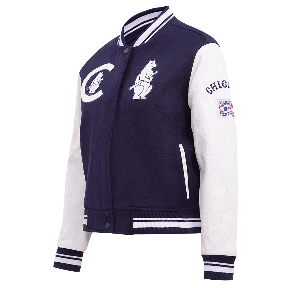 CHAQUETA UNIVERSITARIA RETRO CLÁSICA DE LANA ACANALADA PARA MUJER MLB CHICAGO CUBS (AZUL MARINO MIDNIGHT/BLANCO)