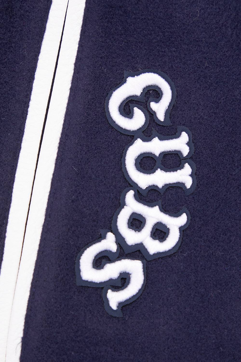 CHAQUETA UNIVERSITARIA RETRO CLÁSICA DE LANA ACANALADA PARA MUJER MLB CHICAGO CUBS (AZUL MARINO MIDNIGHT/BLANCO)