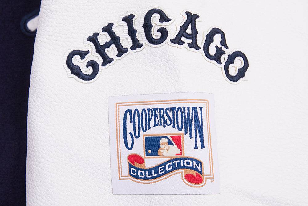 CHAQUETA UNIVERSITARIA RETRO CLÁSICA DE LANA ACANALADA PARA MUJER MLB CHICAGO CUBS (AZUL MARINO MIDNIGHT/BLANCO)