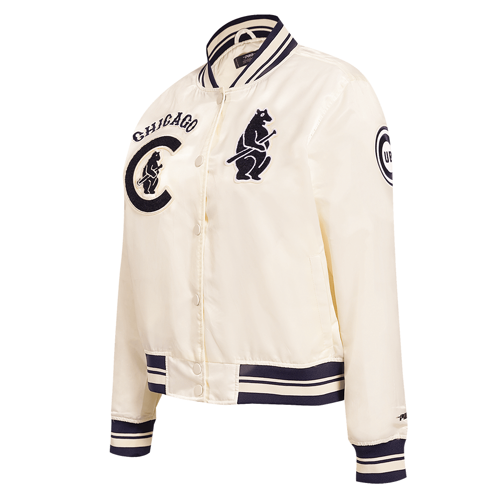 CHAQUETA DE SATÉN ACANALADA RETRO CLÁSICA PARA MUJER MLB CHICAGO CUBS (BLANCO HUEVO/ AZUL MARINO NOCHE)