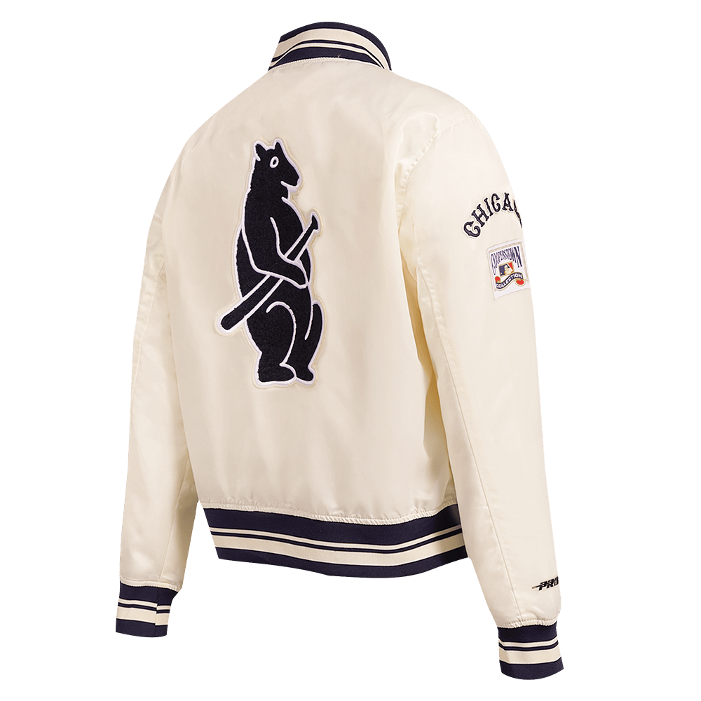 CHAQUETA DE SATÉN ACANALADA RETRO CLÁSICA PARA MUJER MLB CHICAGO CUBS (BLANCO HUEVO/ AZUL MARINO NOCHE)