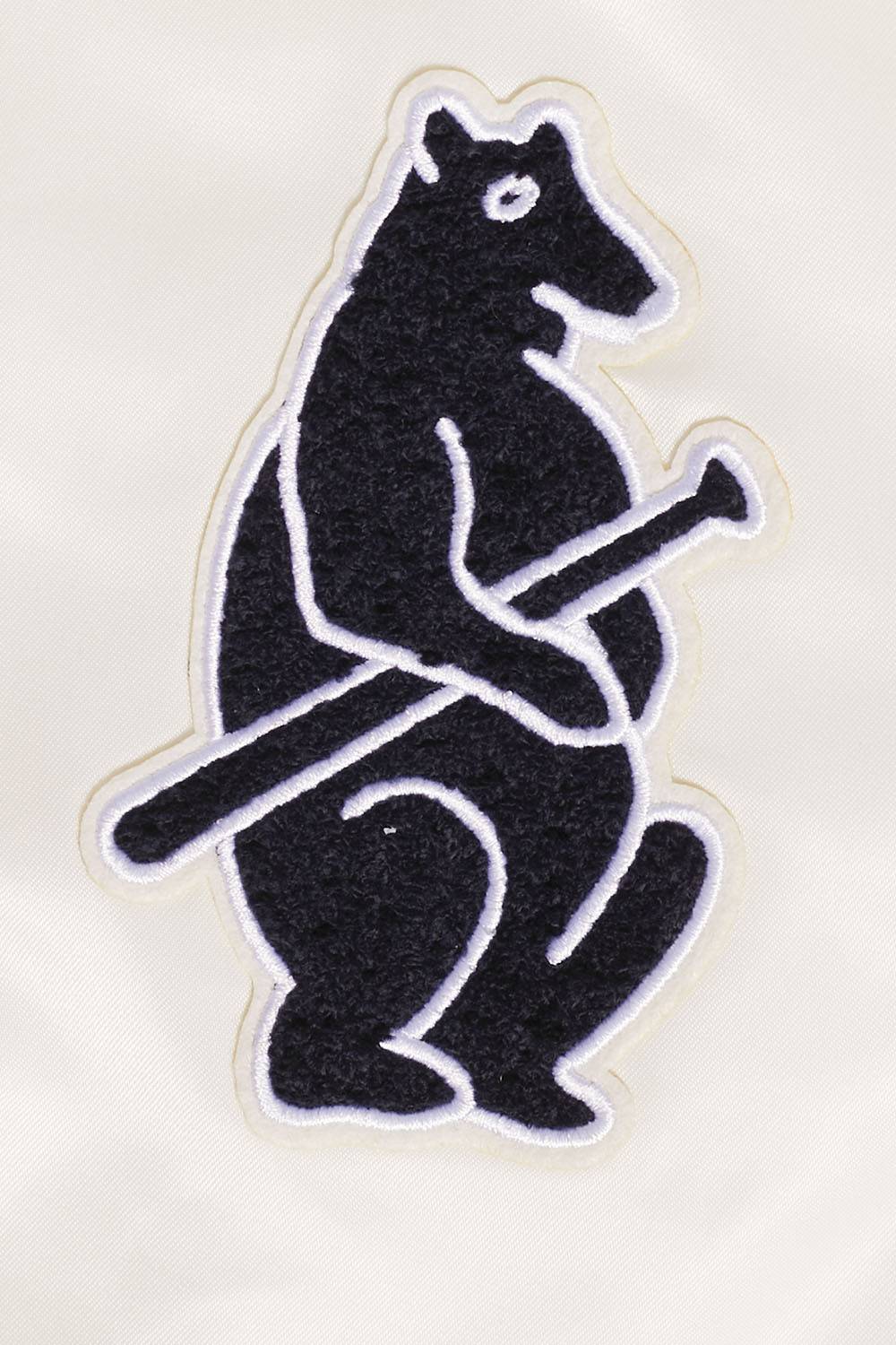 CHAQUETA DE SATÉN ACANALADA RETRO CLÁSICA PARA MUJER MLB CHICAGO CUBS (BLANCO HUEVO/ AZUL MARINO NOCHE)