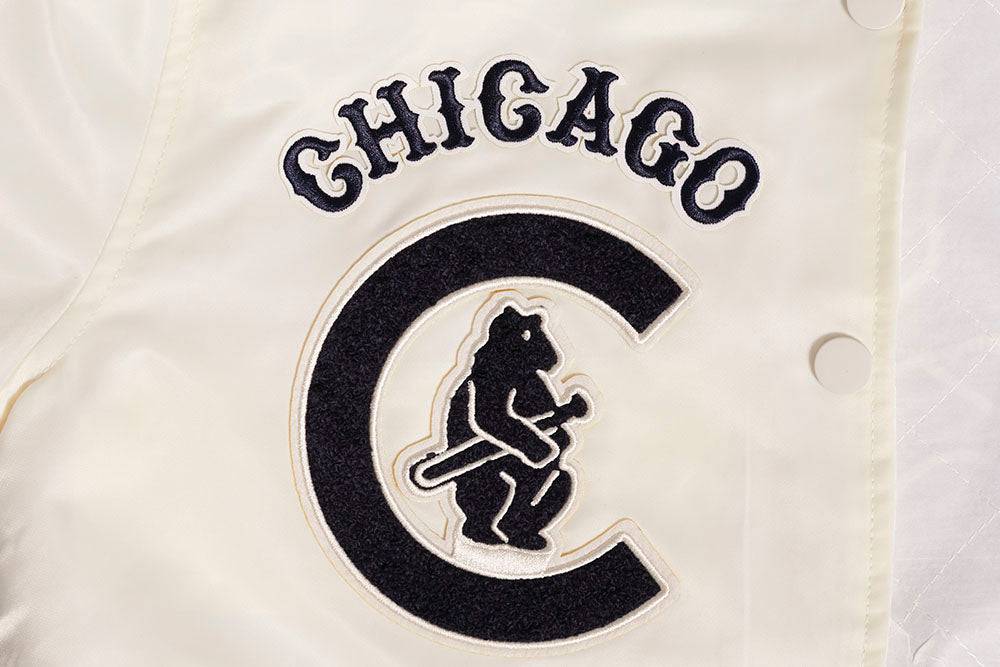 CHAQUETA DE SATÉN ACANALADA RETRO CLÁSICA PARA MUJER MLB CHICAGO CUBS (BLANCO HUEVO/ AZUL MARINO NOCHE)