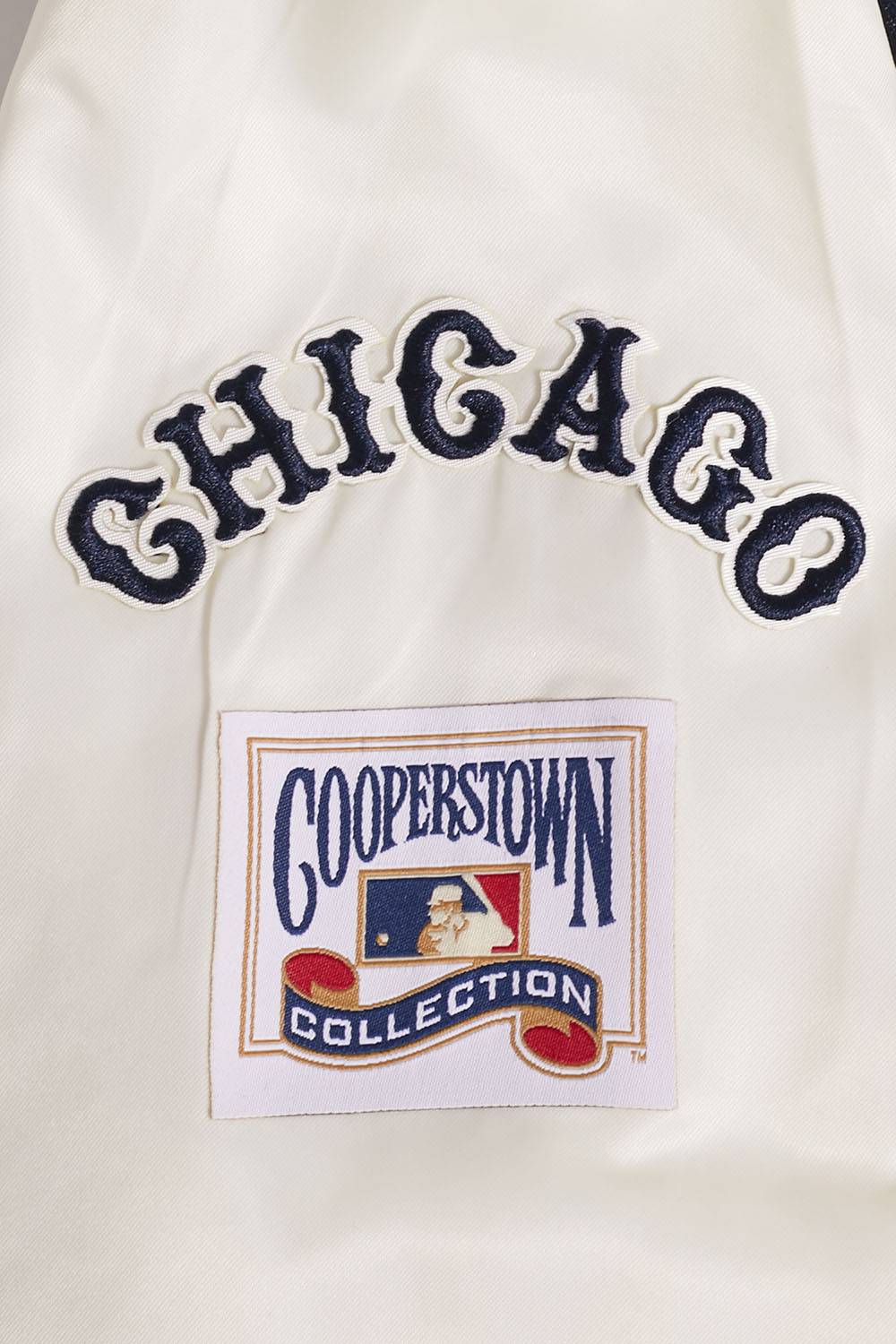 CHAQUETA DE SATÉN ACANALADA RETRO CLÁSICA PARA MUJER MLB CHICAGO CUBS (BLANCO HUEVO/ AZUL MARINO NOCHE)