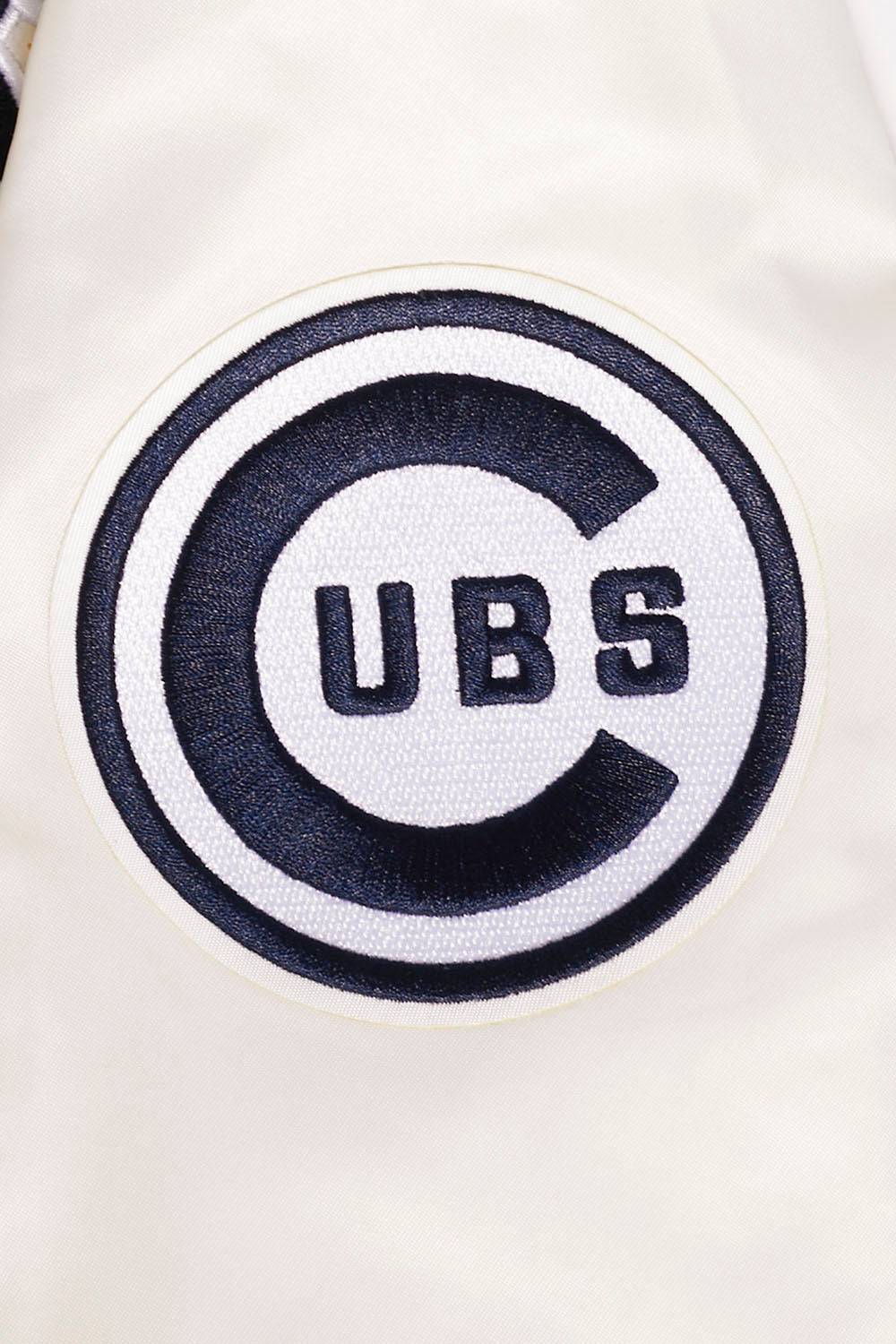 CHAQUETA DE SATÉN ACANALADA RETRO CLÁSICA PARA MUJER MLB CHICAGO CUBS (BLANCO HUEVO/ AZUL MARINO NOCHE)