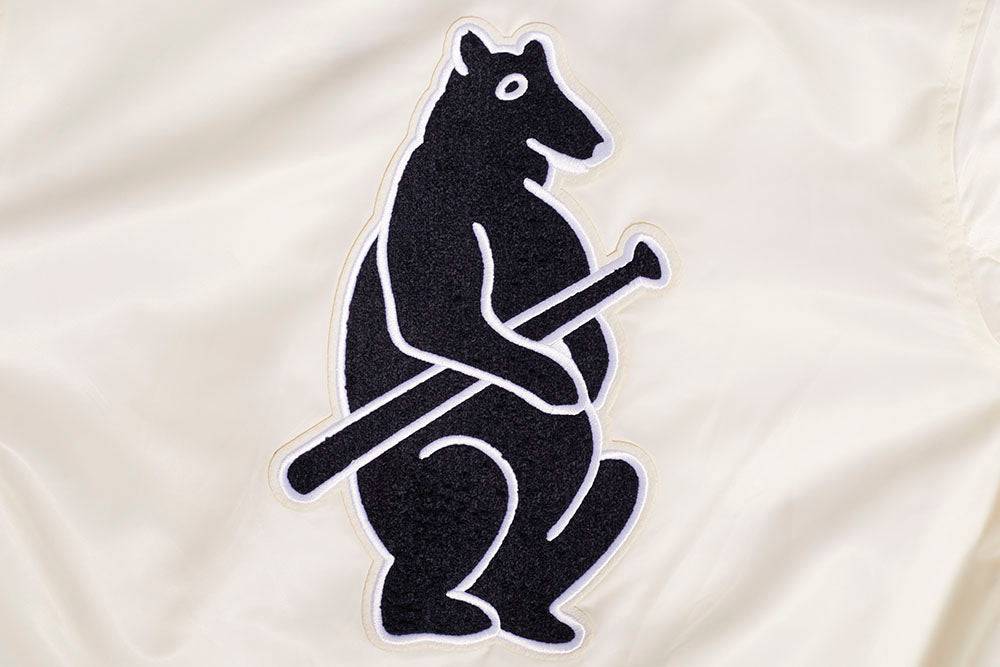 CHAQUETA DE SATÉN ACANALADA RETRO CLÁSICA PARA MUJER MLB CHICAGO CUBS (BLANCO HUEVO/ AZUL MARINO NOCHE)