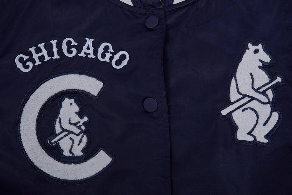 CHAQUETA DE SATÉN ACANALADA RETRO CLÁSICA PARA MUJER MLB CHICAGO CUBS (AZUL MARINO NOCHE)