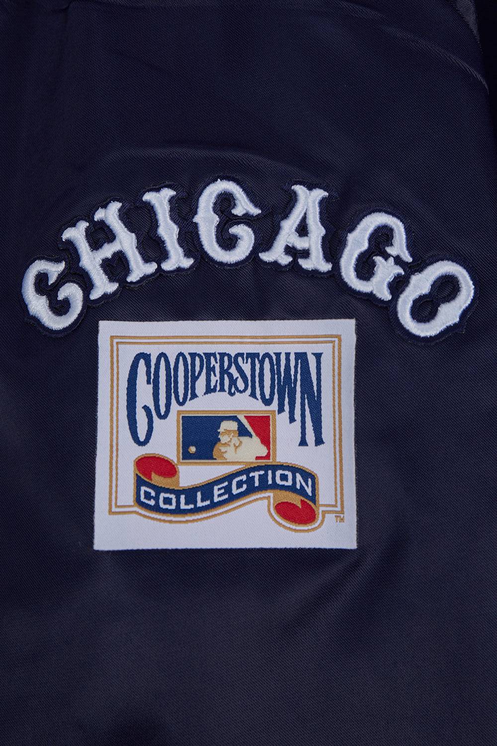CHAQUETA DE SATÉN ACANALADA RETRO CLÁSICA PARA MUJER MLB CHICAGO CUBS (AZUL MARINO NOCHE)