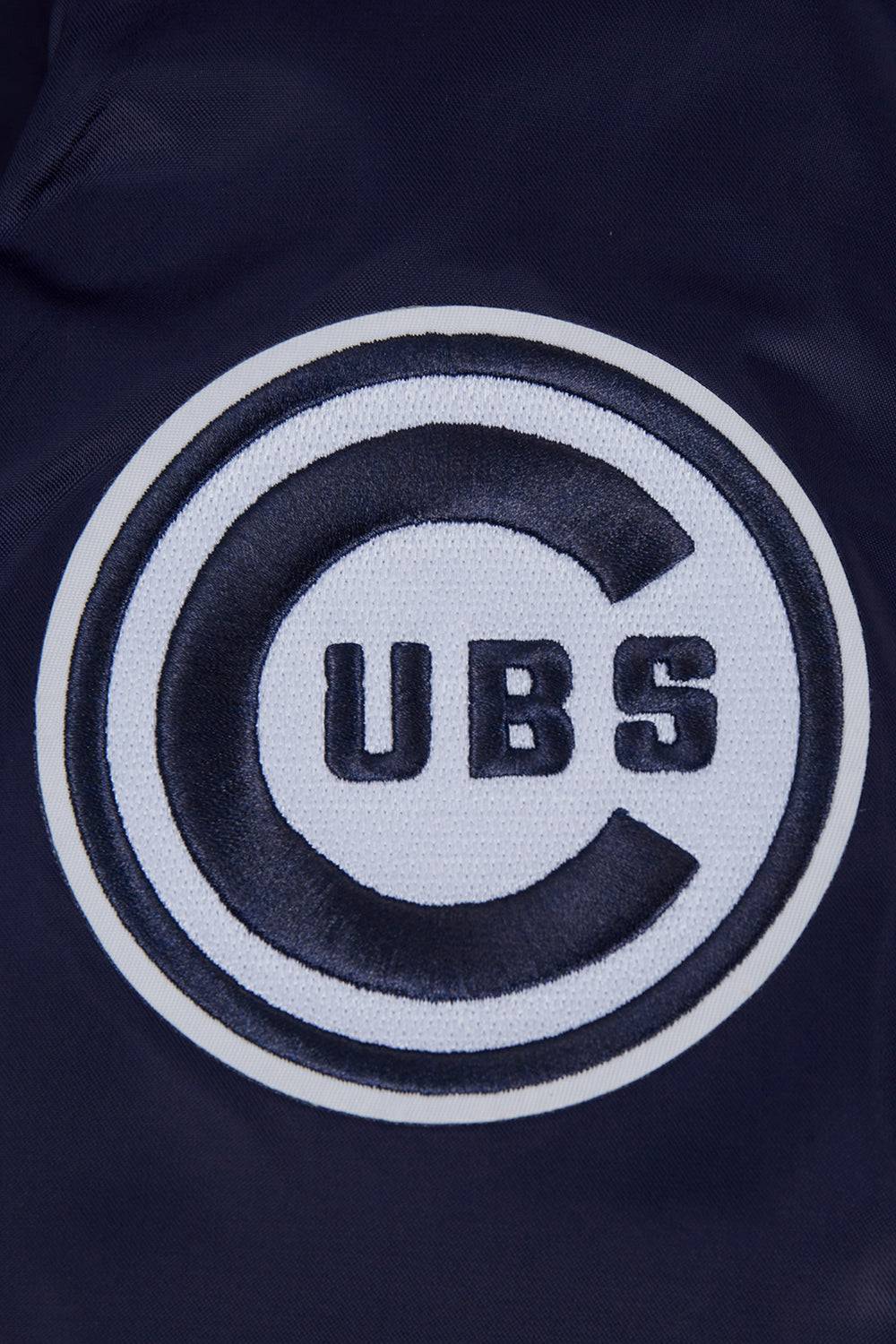 CHAQUETA DE SATÉN ACANALADA RETRO CLÁSICA PARA MUJER MLB CHICAGO CUBS (AZUL MARINO NOCHE)