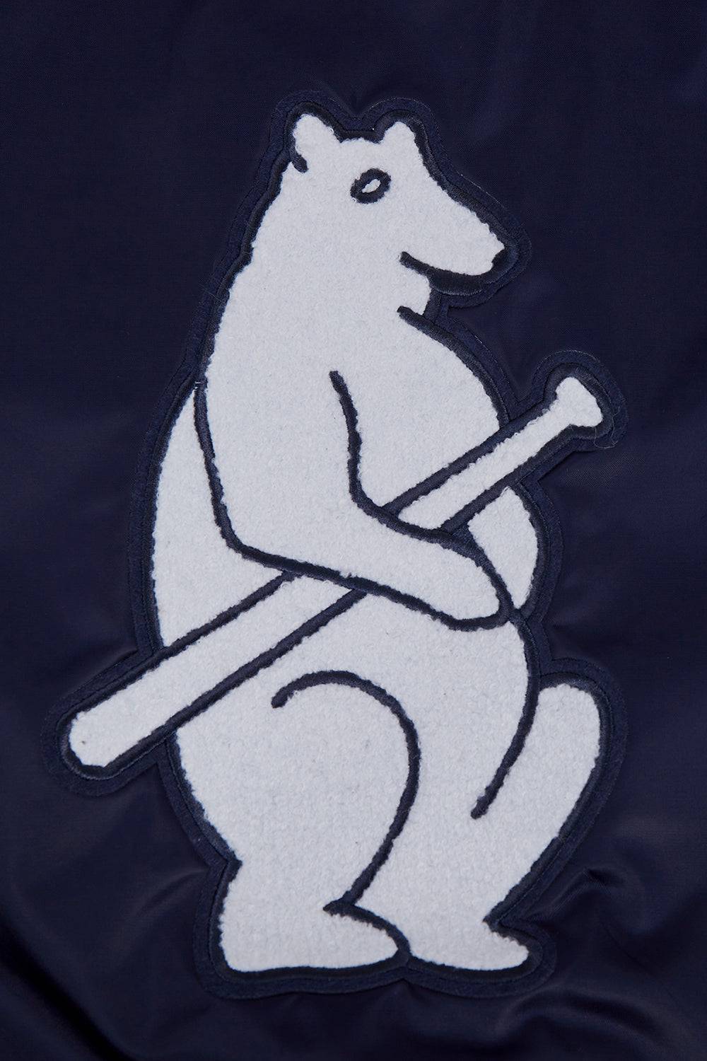 CHAQUETA DE SATÉN ACANALADA RETRO CLÁSICA PARA MUJER MLB CHICAGO CUBS (AZUL MARINO NOCHE)