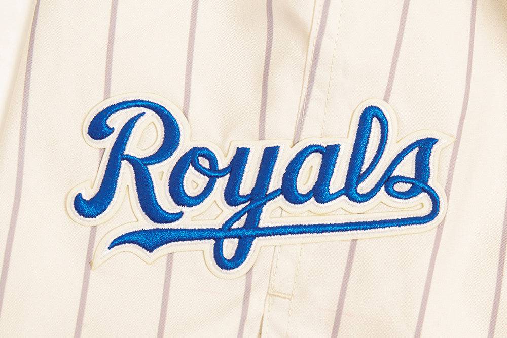 PANTALÓN CORTO TEJIDO CLÁSICO RETRO MLB KANSAS CITY ROYALS CON RAYAS FINAS PARA HOMBRE (BLANCO HUEVO/ GRIS)