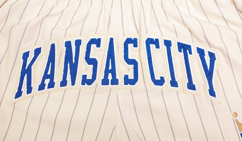 PANTALÓN CORTO TEJIDO CLÁSICO RETRO MLB KANSAS CITY ROYALS CON RAYAS FINAS PARA HOMBRE (BLANCO HUEVO/ GRIS)