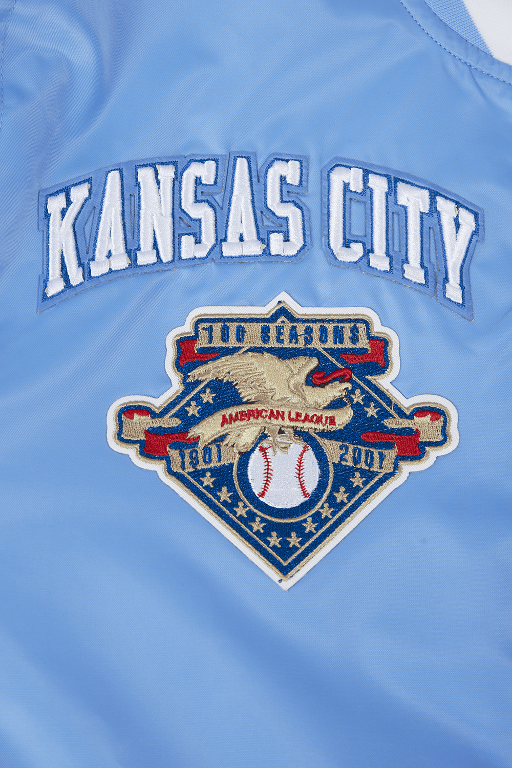 CHAQUETA DE SATÉN ACANALADA RETRO CLÁSICA PARA HOMBRE MLB KANSAS CITY ROYALS (AZUL UNIVERSITARIO)
