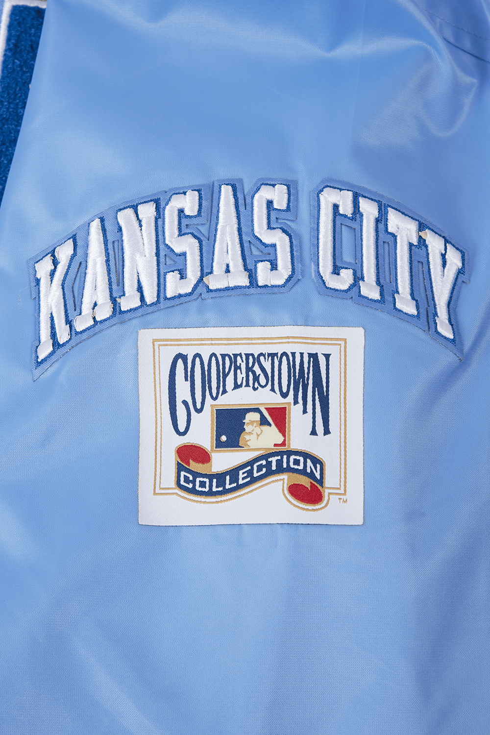 CHAQUETA DE SATÉN ACANALADA RETRO CLÁSICA PARA HOMBRE MLB KANSAS CITY ROYALS (AZUL UNIVERSITARIO)