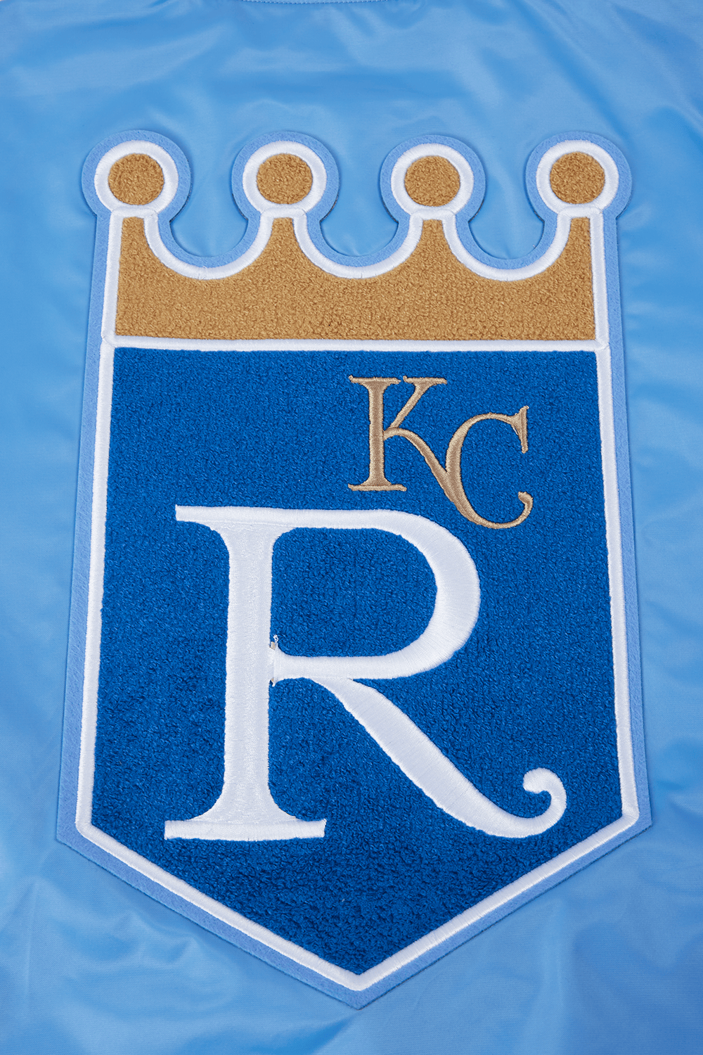 CHAQUETA DE SATÉN ACANALADA RETRO CLÁSICA PARA HOMBRE MLB KANSAS CITY ROYALS (AZUL UNIVERSITARIO)