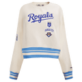 SUÉTER DE CUELLO REDONDO RETRO CLÁSICO PARA MUJER MLB KANSAS CITY ROYALS (BLANCO HUESO/ AZUL UNIVERSITARIO)