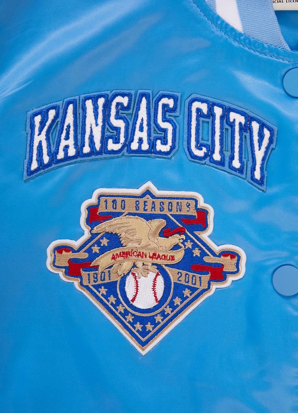 CHAQUETA DE SATÉN ACANALADA RETRO CLÁSICA PARA MUJER MLB KANSAS CITY ROYALS (AZUL UNIVERSITARIO)