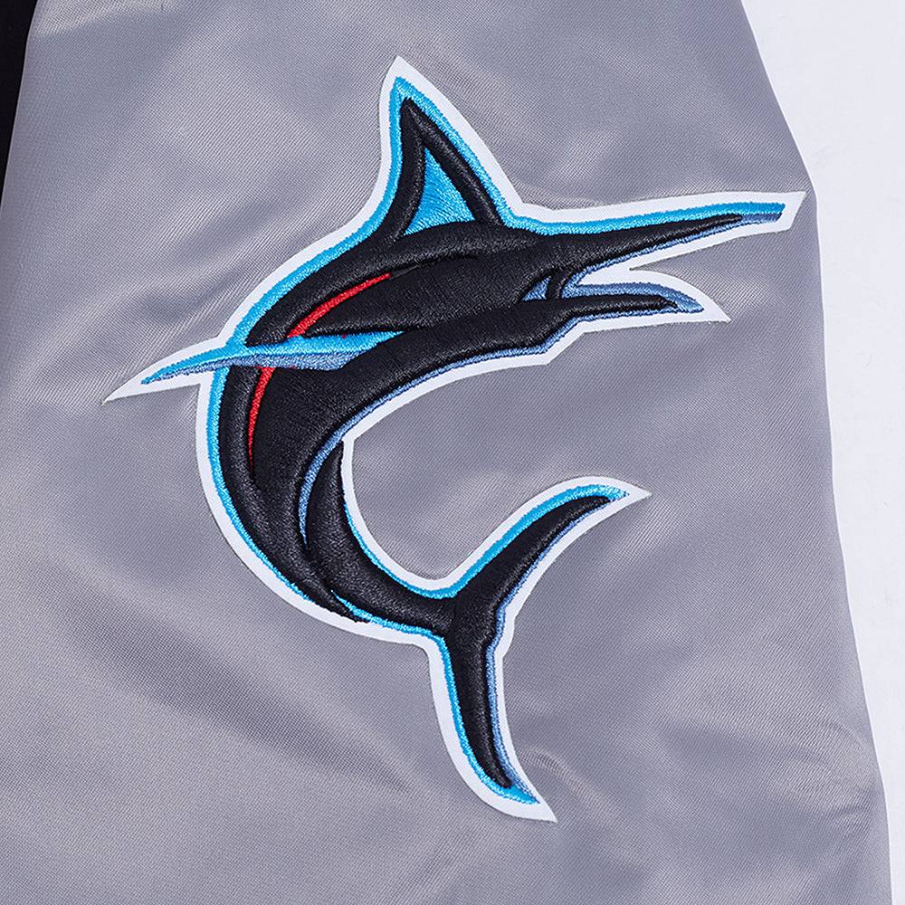 CHAQUETA DE SATÉN MLB MIAMI MARLINS CON ESCUDO (GRIS)