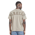 CAMISETA CJ DE HOMBRE CON HOMBROS CAÍDOS WINGSPAN MLB NEW YORK YANKEES (BEIGE)