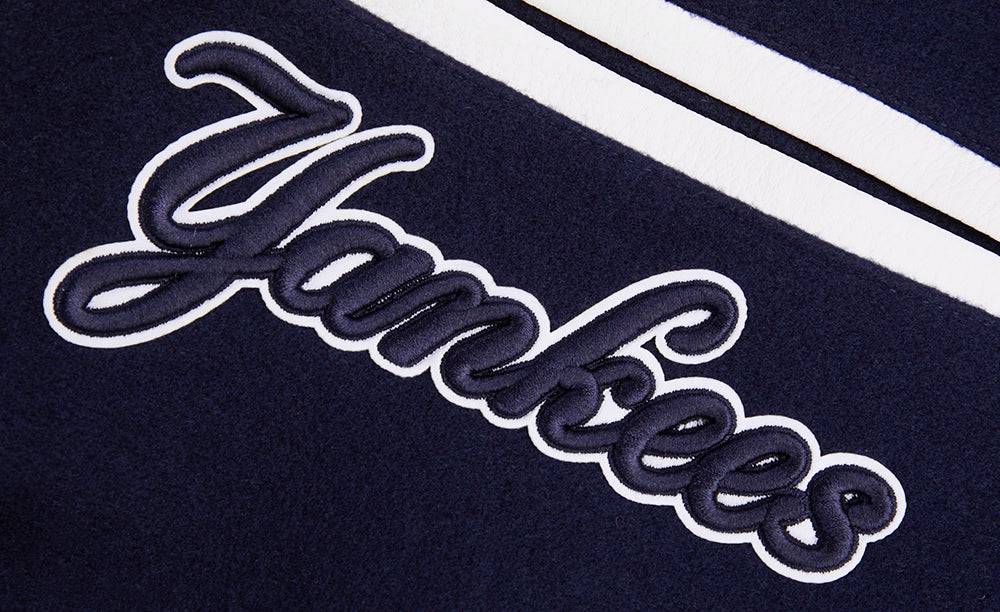 CHAQUETA UNIVERSITARIA DE LANA ACANALADA MASHUP PARA HOMBRE MLB NEW YORK YANKEES (AZUL MARINO MEDIANOCHE/BLANCO)
