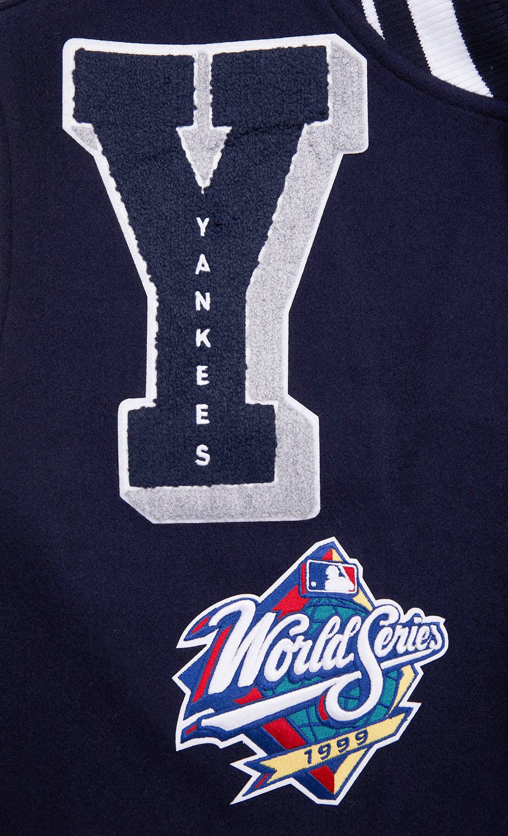CHAQUETA UNIVERSITARIA DE LANA ACANALADA MASHUP PARA HOMBRE MLB NEW YORK YANKEES (AZUL MARINO MEDIANOCHE/BLANCO)