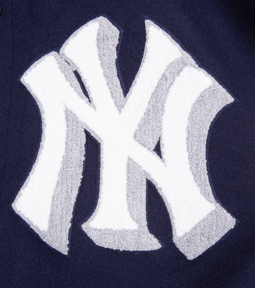 CHAQUETA UNIVERSITARIA DE LANA ACANALADA MASHUP PARA HOMBRE MLB NEW YORK YANKEES (AZUL MARINO MEDIANOCHE/BLANCO)