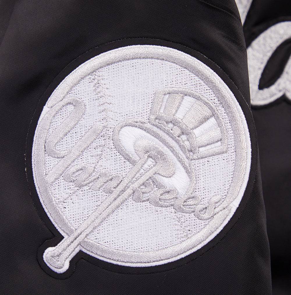 CHAQUETA DE SATÉN ACANALADO PARA MUJER MLB NEW YORK YANKEES PEARLS (NEGRA)