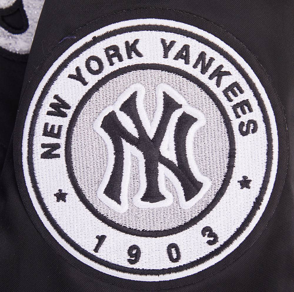 CHAQUETA DE SATÉN ACANALADO PARA MUJER MLB NEW YORK YANKEES PEARLS (NEGRA)