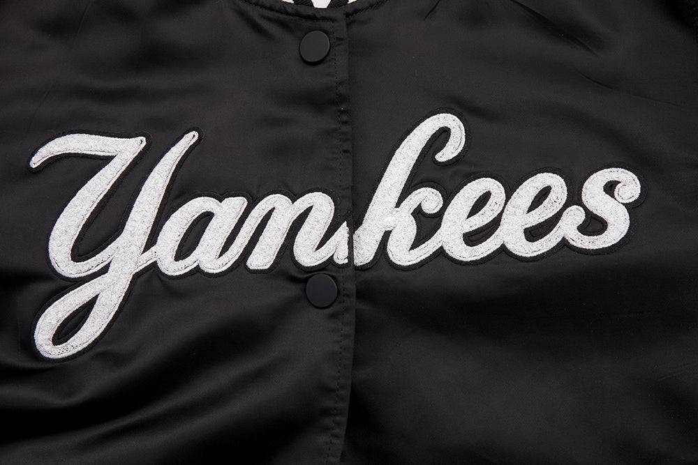 CHAQUETA DE SATÉN ACANALADO PARA MUJER MLB NEW YORK YANKEES PEARLS (NEGRA)