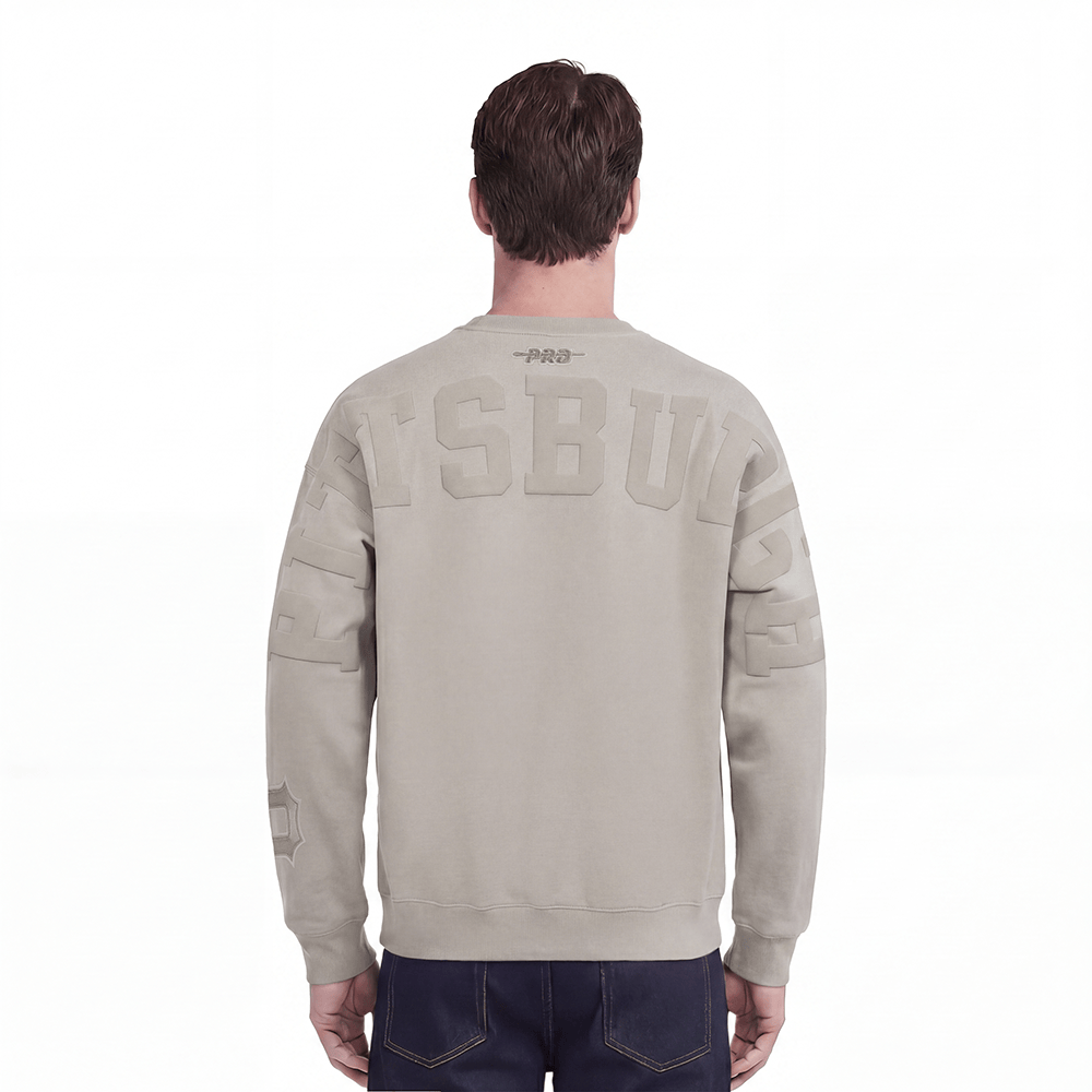 SUDADERA DE FORRO POLAR CON CUELLO REDONDO Y HOMBROS CAÍDOS WINGSPAN PARA HOMBRE MLB PIRATAS DE PITTSBURGH (GRIS TAUPE)