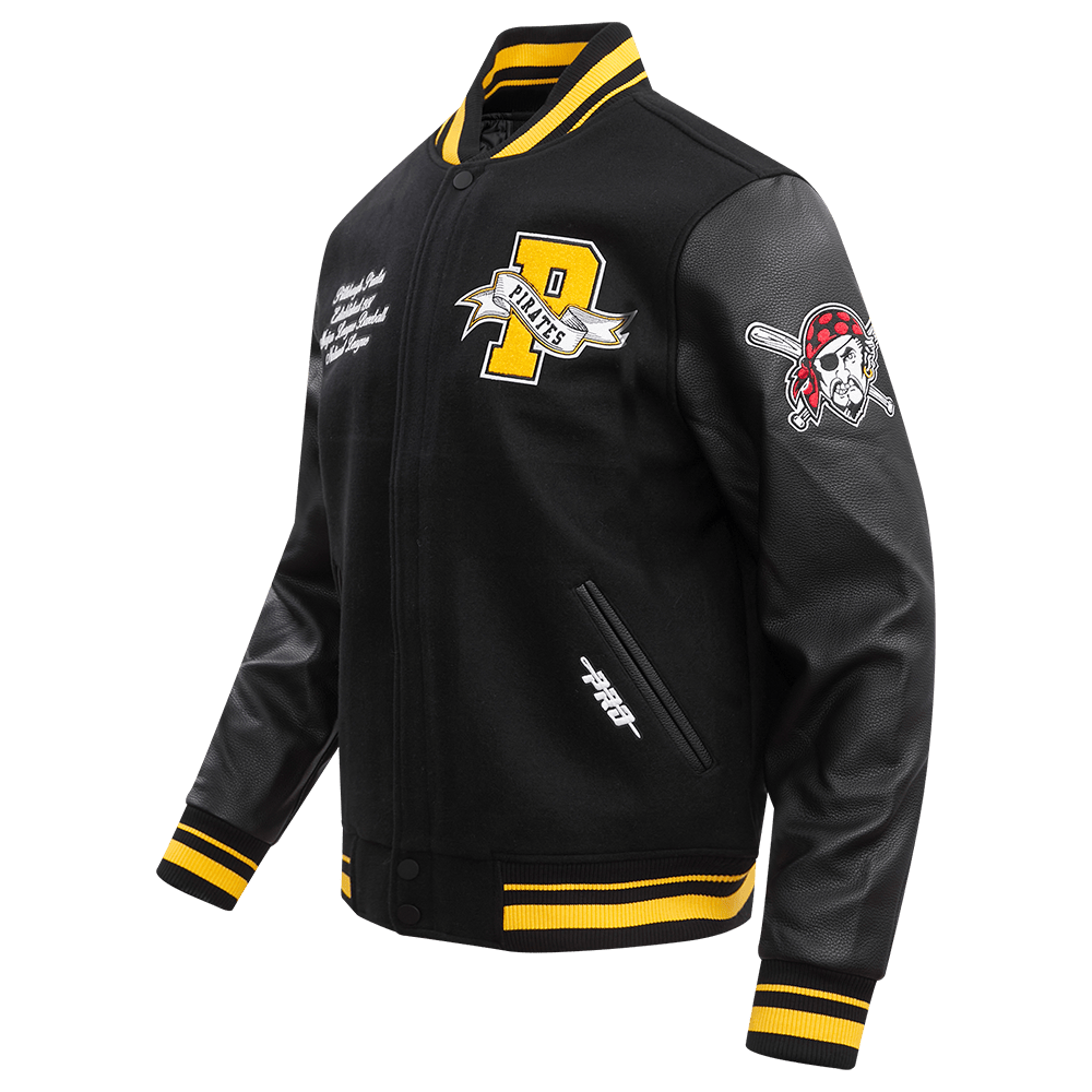 CHAQUETA UNIVERSITARIA DE LANA ACANALADA PARA HOMBRE MLB PITTSBURGH PIRATES CON BANDERINES DEL EQUIPO (NEGRA/AMARILLA)