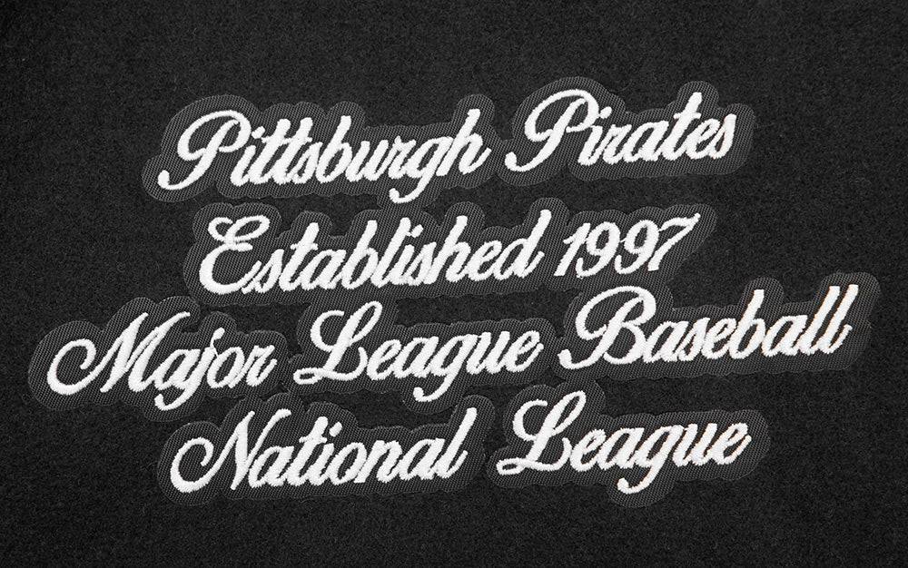 CHAQUETA UNIVERSITARIA DE LANA ACANALADA PARA HOMBRE MLB PITTSBURGH PIRATES CON BANDERINES DEL EQUIPO (NEGRA/AMARILLA)