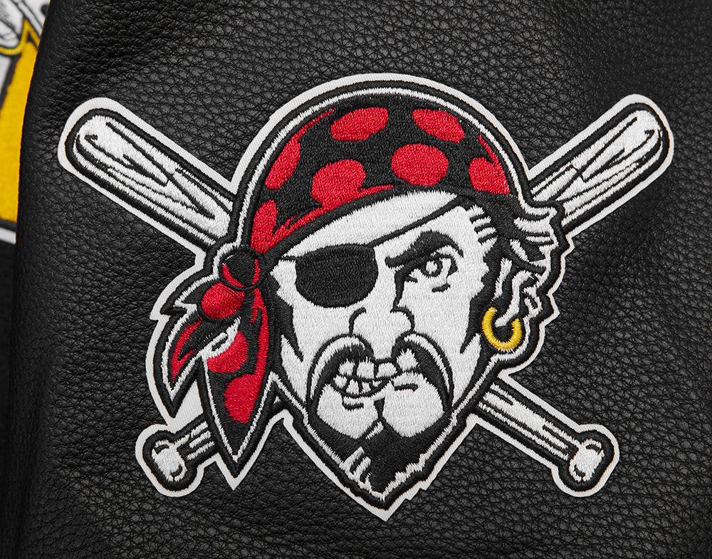 CHAQUETA UNIVERSITARIA DE LANA ACANALADA PARA HOMBRE MLB PITTSBURGH PIRATES CON BANDERINES DEL EQUIPO (NEGRA/AMARILLA)