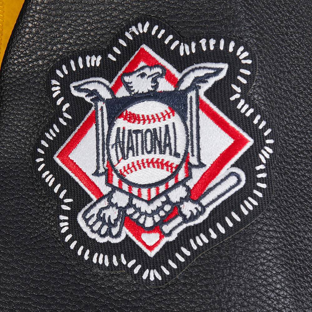 CHAQUETA UNIVERSITARIA DE LANA ACANALADA PARA HOMBRE MLB PITTSBURGH PIRATES CON COSTURAS DE PERSONALIZACIÓN (NEGRA/AMARILLA)