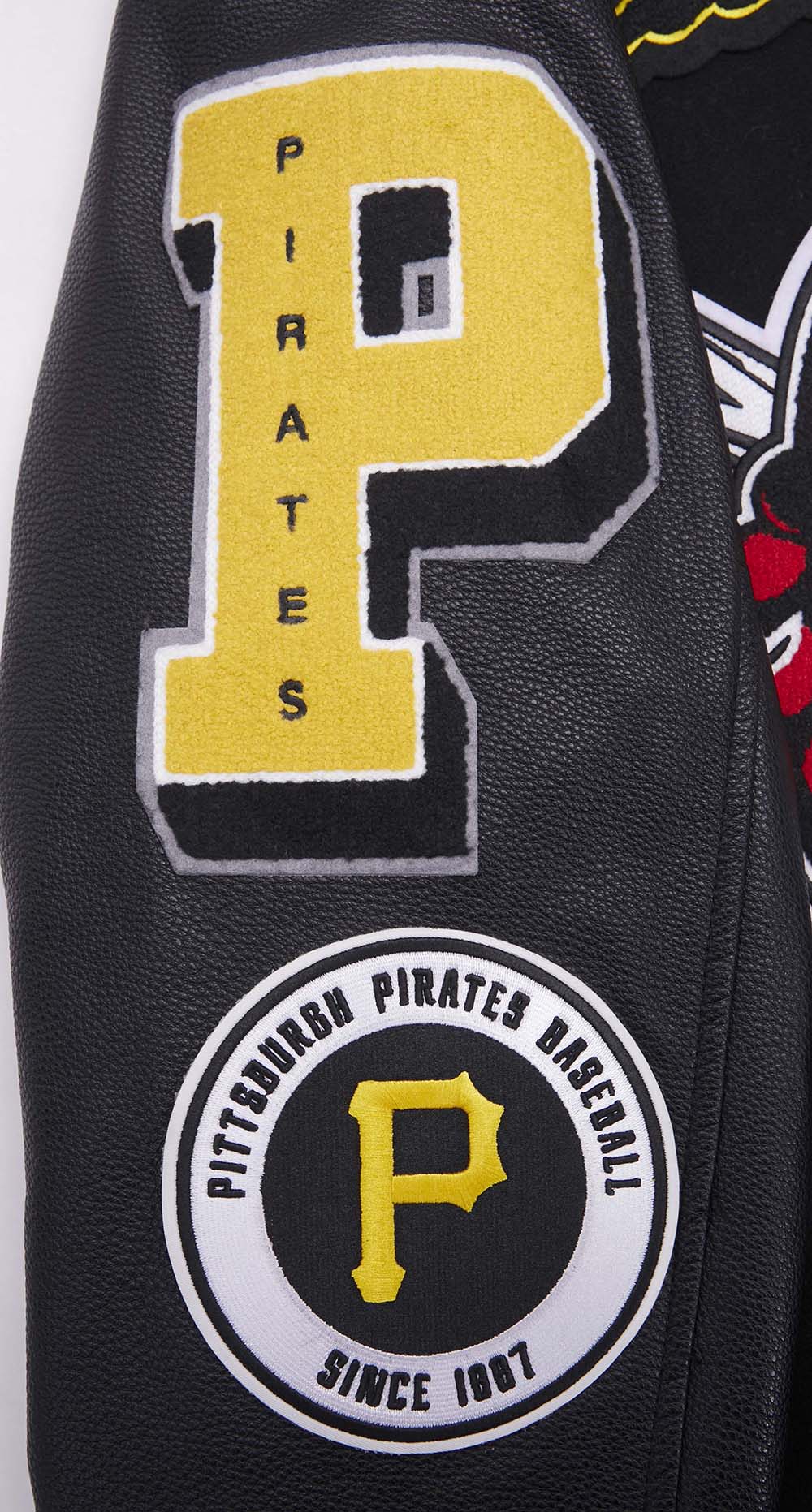 CHAQUETA UNIVERSITARIA DE LANA ACANALADA MASHUP PARA HOMBRE MLB PITTSBURGH PIRATES (NEGRA/AMARILLA)