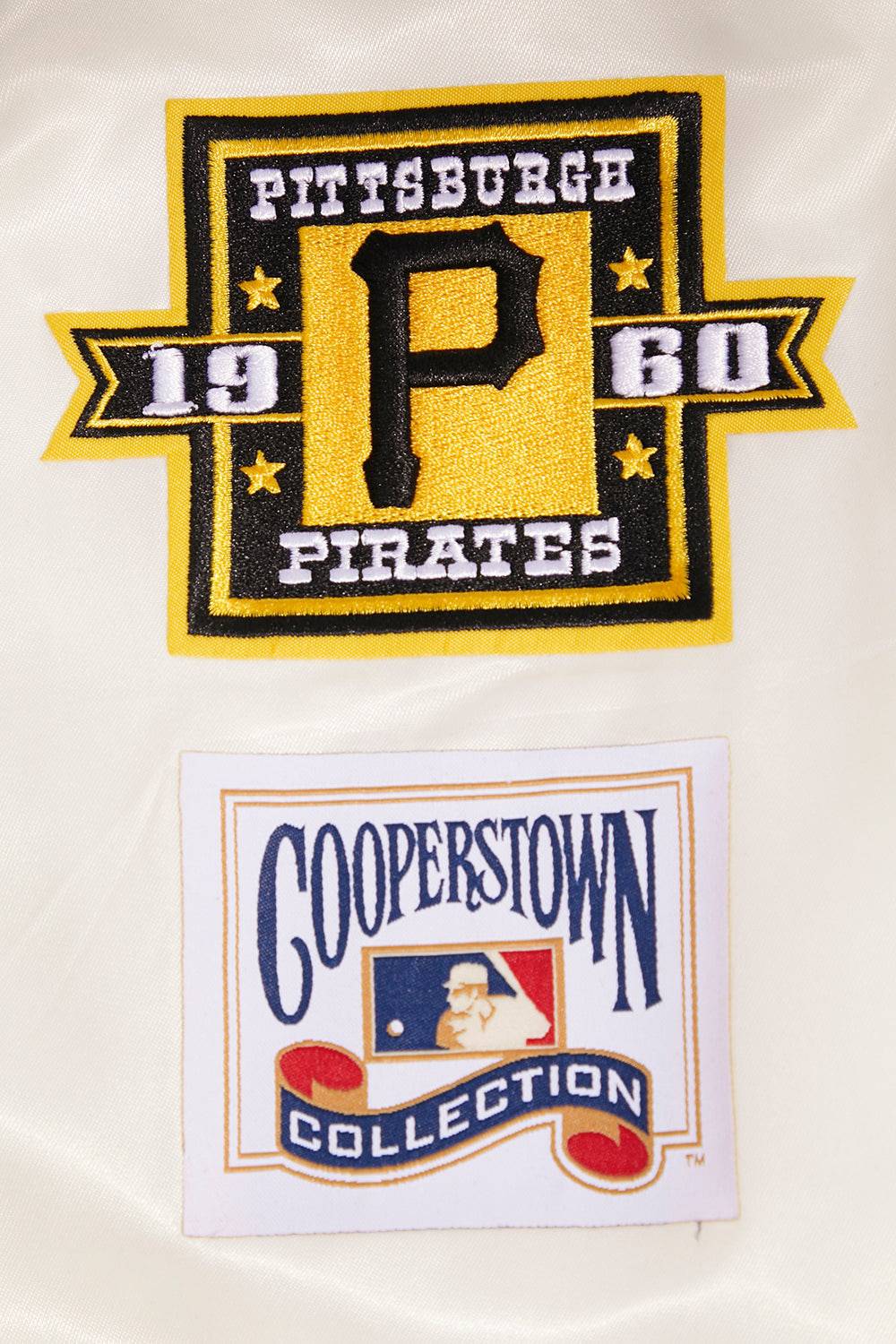 CHAQUETA RETRO CLÁSICA DE SATÉN ACOSTILLADA PARA HOMBRE MLB PITTSBURGH PIRATES (BLANCO HUEVO/ NEGRO)