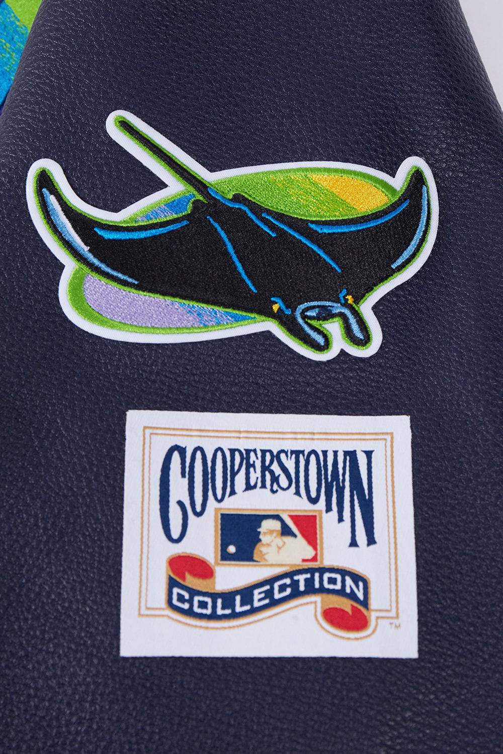 CHAQUETA UNIVERSITARIA CLÁSICA RETRO DE LANA ACANALADA PARA HOMBRE MLB TAMPA DEVIL RAYS (BLANCO HUESO/ AZUL MARINO NOCTURNO)