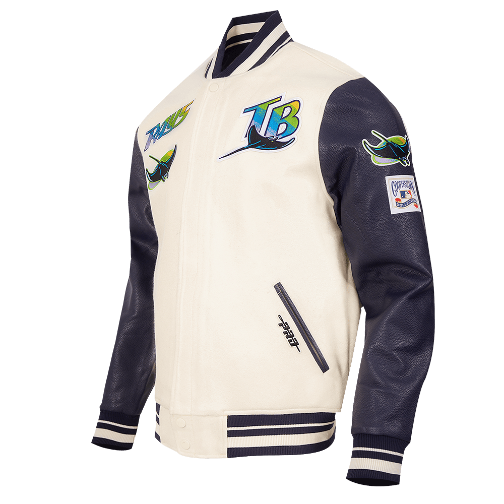 CHAQUETA UNIVERSITARIA CLÁSICA RETRO DE LANA ACANALADA PARA HOMBRE MLB TAMPA DEVIL RAYS (BLANCO HUESO/ AZUL MARINO NOCTURNO)