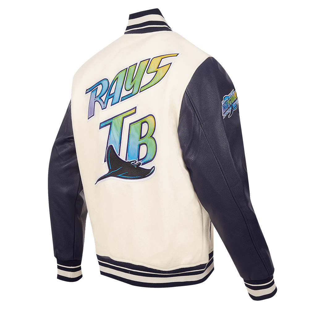 CHAQUETA UNIVERSITARIA CLÁSICA RETRO DE LANA ACANALADA PARA HOMBRE MLB TAMPA DEVIL RAYS (BLANCO HUESO/ AZUL MARINO NOCTURNO)